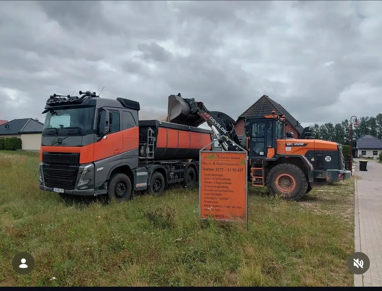 Radlader Develon DL220 belädt den Kipper-Auflieger des Volvo FH500 von Bublat Mann Transporte